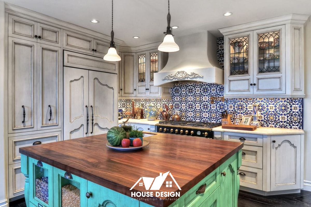 nhà bếp phong cách Địa Trung Hải với gạch mosaic và tủ gỗ