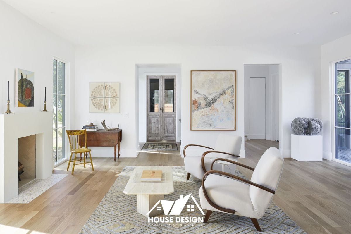 phòng khách nhà cấp 4 hiện đại tối giản với sofa và cửa kính lớn