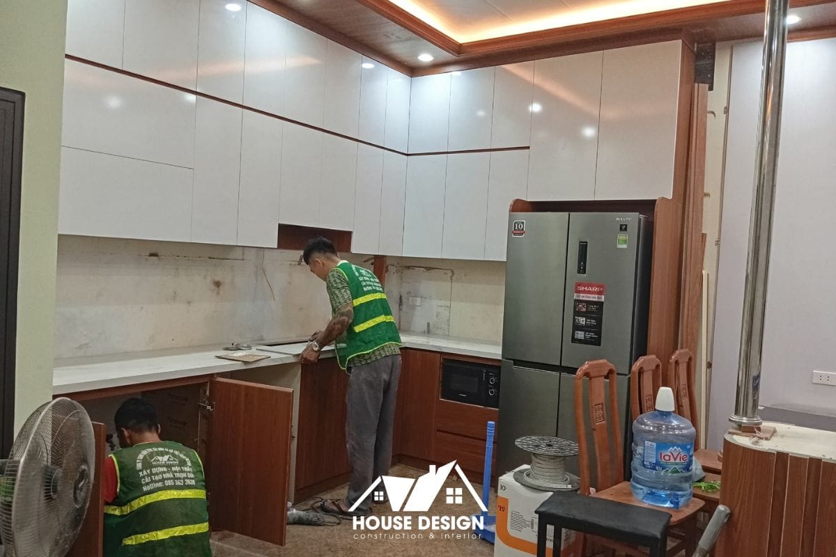 công nhân tiến hành sữa chữa cải tạo lại nhà bếp của căn nhà cấp 4