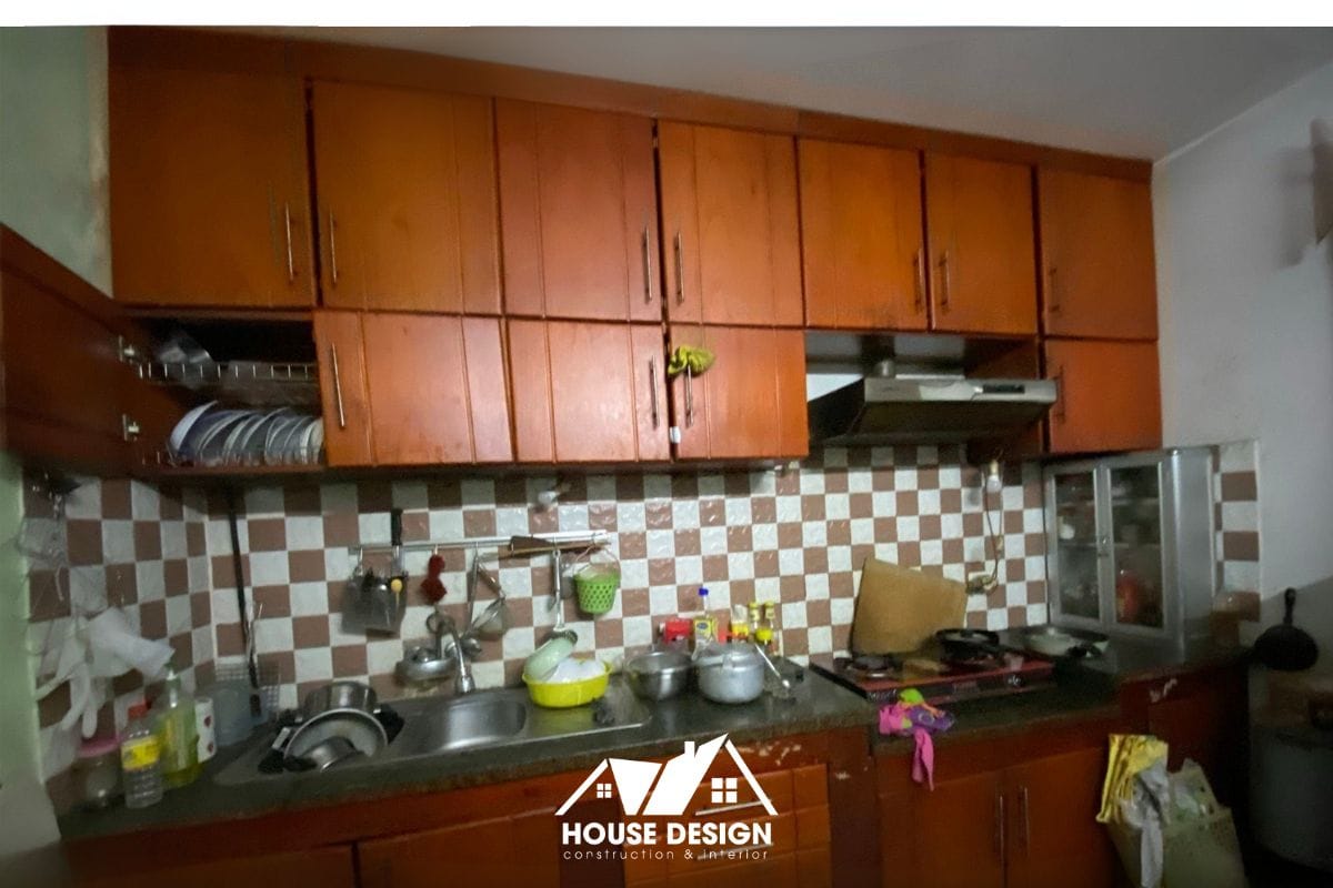 bếp và vệ sinh cũ trong nhà tập thể