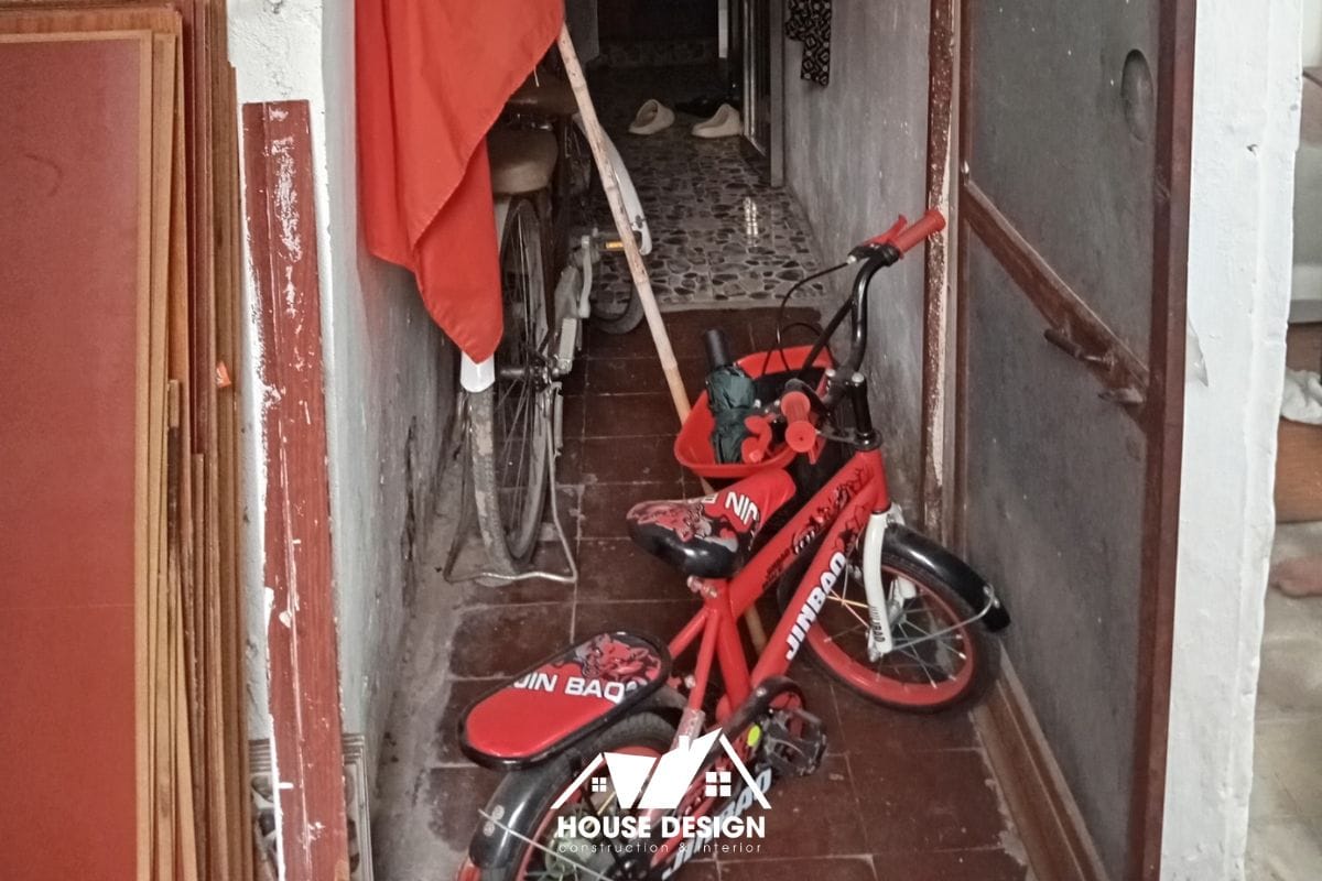 cửa và sàn nhà tập thể cũ xuống cấp