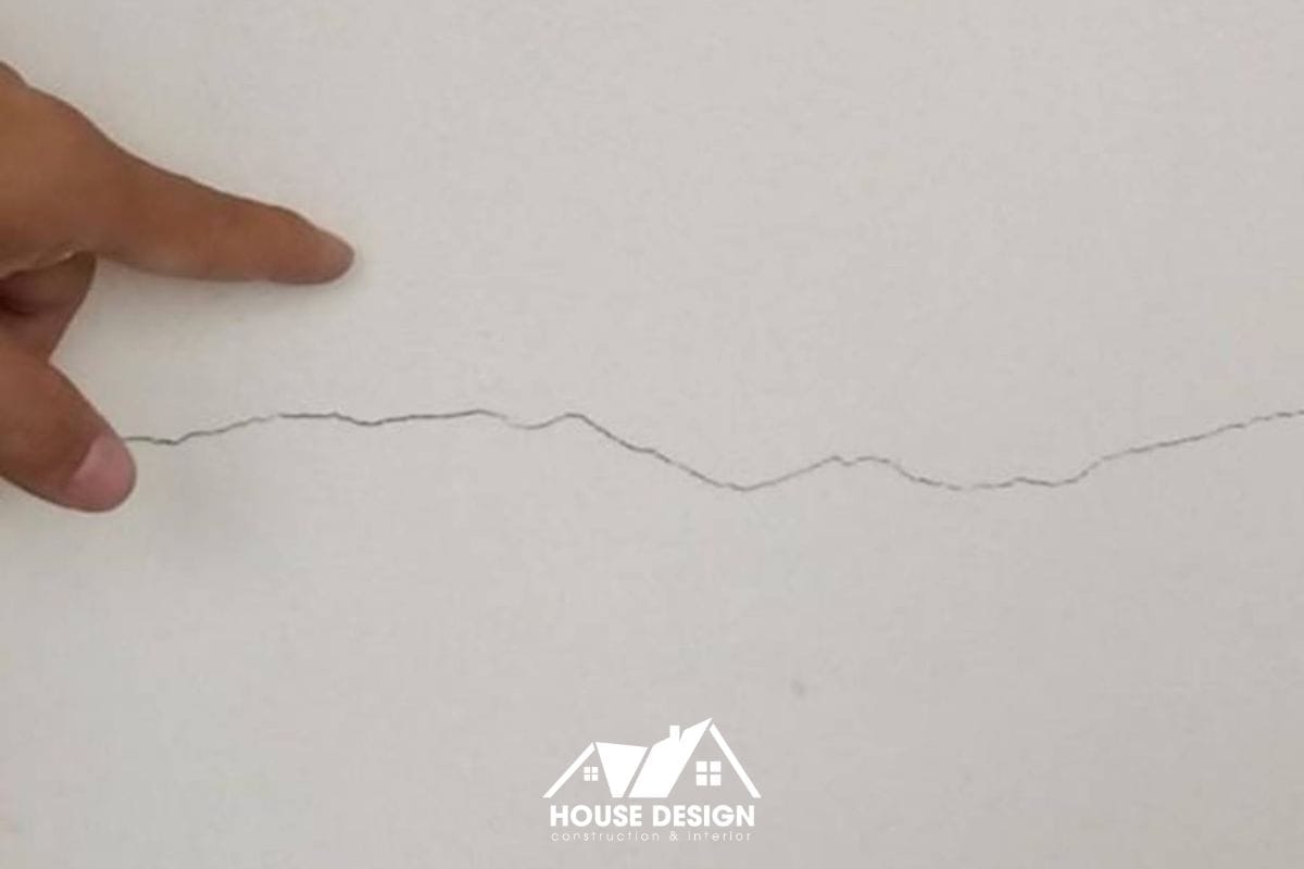 vết nứt tường nhà tập thể cũ