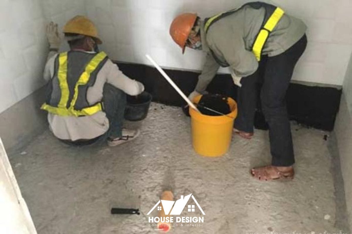 Hình ảnh thực tế một người thợ đang thi công chống thấm cho sàn nhà vệ sinh bằng vật liệu chuyên dụng Sika.