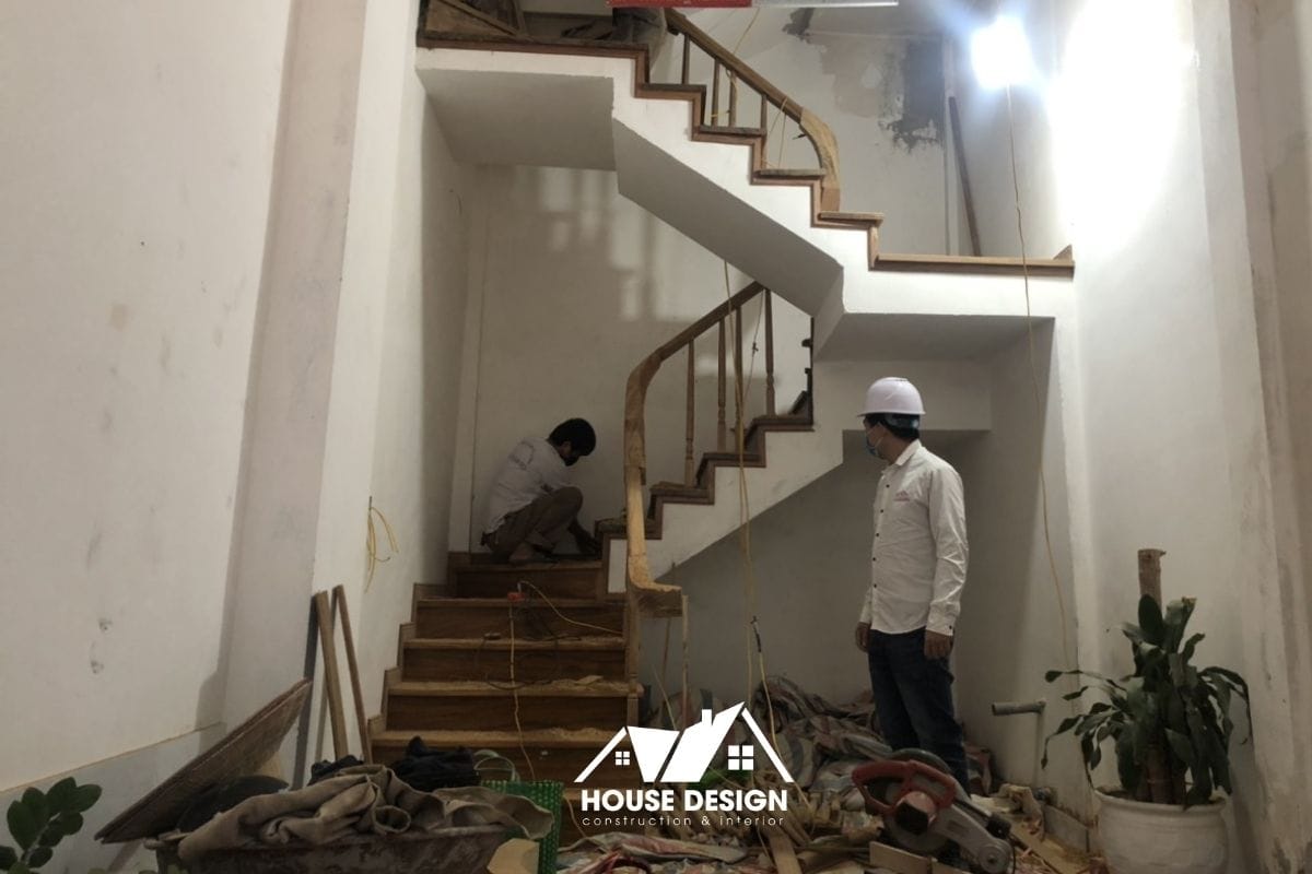 Kỹ sư của House Design đang sử dụng thiết bị chuyên dụng để khảo sát và đánh giá mức độ an toàn kết cấu của một công trình cũ.