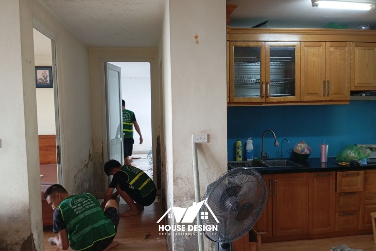 Đội ngũ thi công của House Design đang xử lý hiện trạng, bắt đầu giai đoạn thi công cải tạo chung cư.