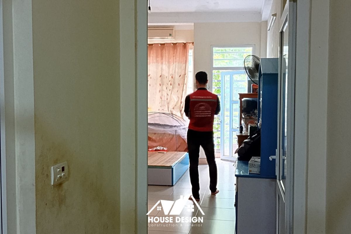 Kiến trúc sư House Design đang khảo sát và đo đạc hiện trạng thực tế của căn hộ