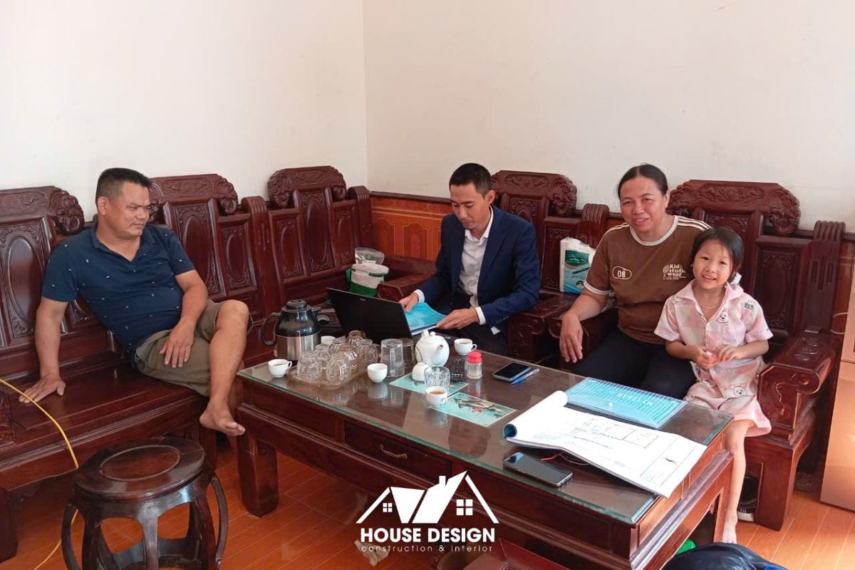 Kiến trúc sư tư vấn khách hàng về thiết kế và xây dựng biệt thự