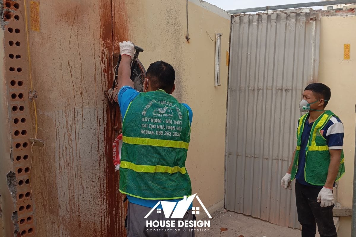 Đội ngũ kỹ sư House Design đang giám sát thi công cải tạo nội thất căn hộ chung cư.