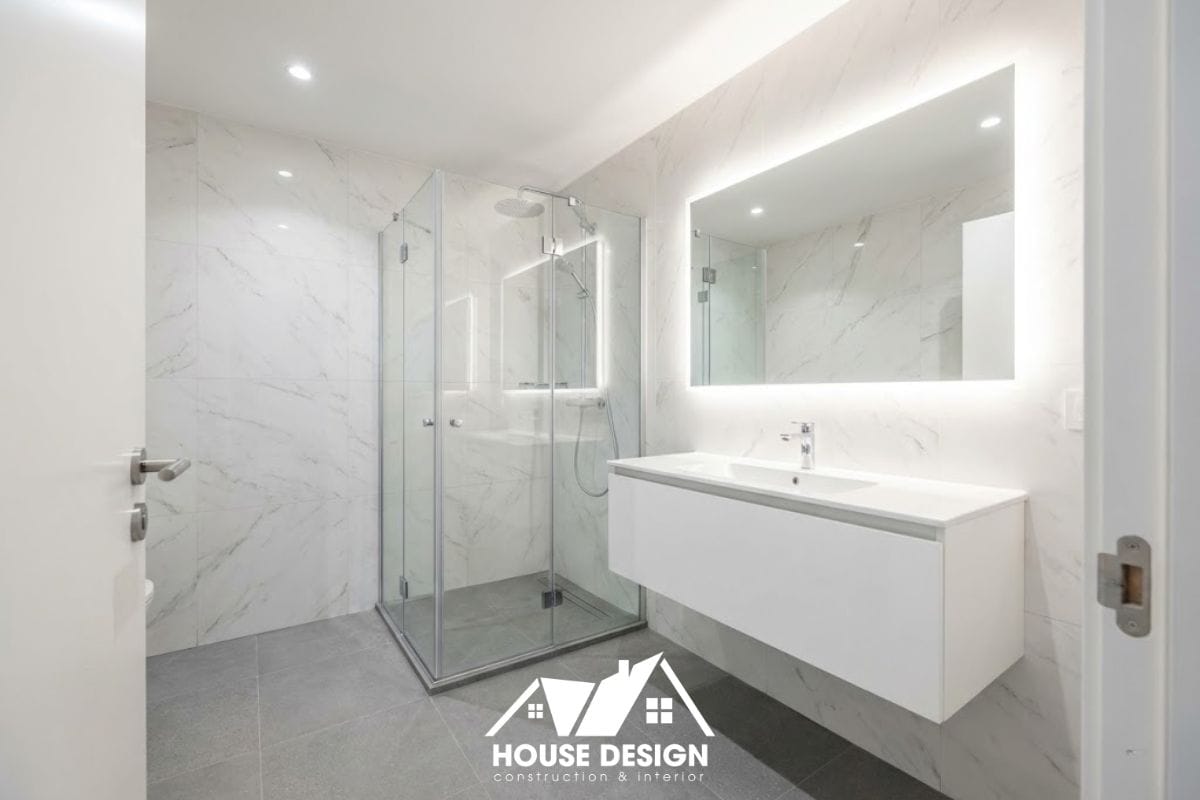 Thiết kế phòng tắm chung cư hiện đại phân chia khu vực tắm đứng vách kính và khu vực vệ sinh.