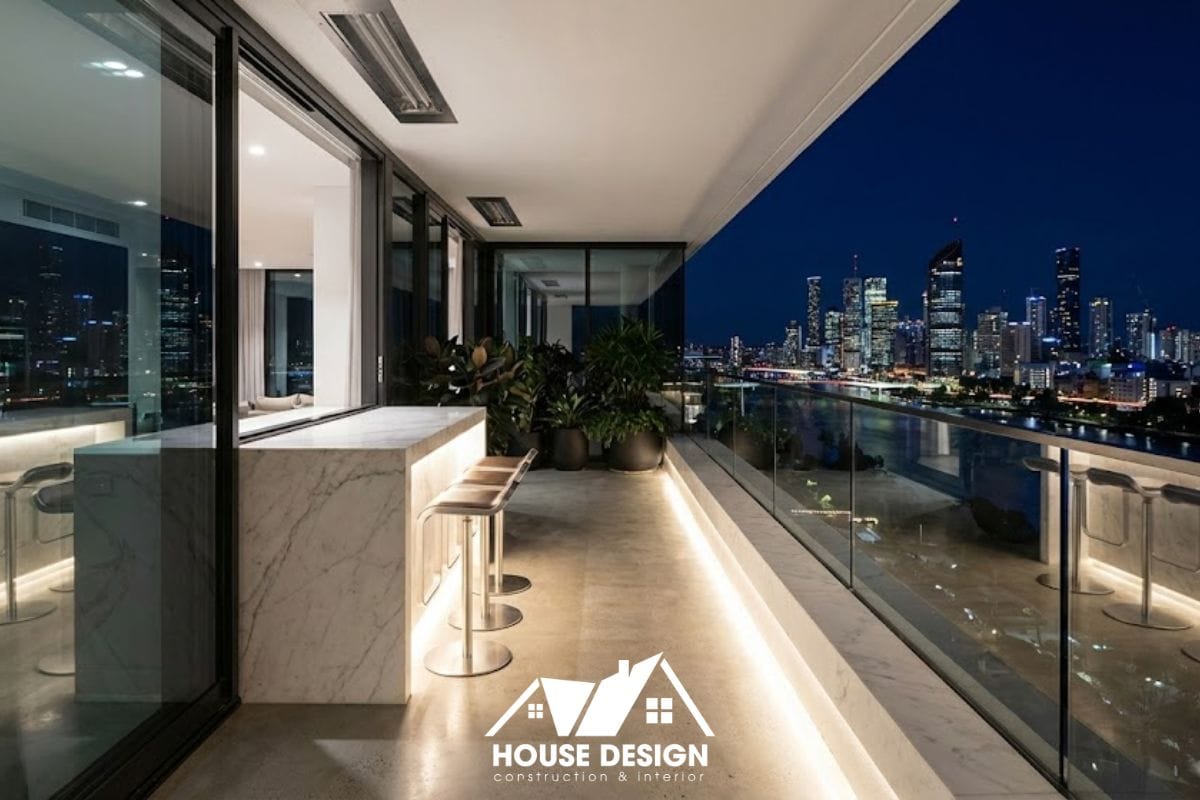 Thiết kế ban công chung cư luxury ốp đá và đèn LED.