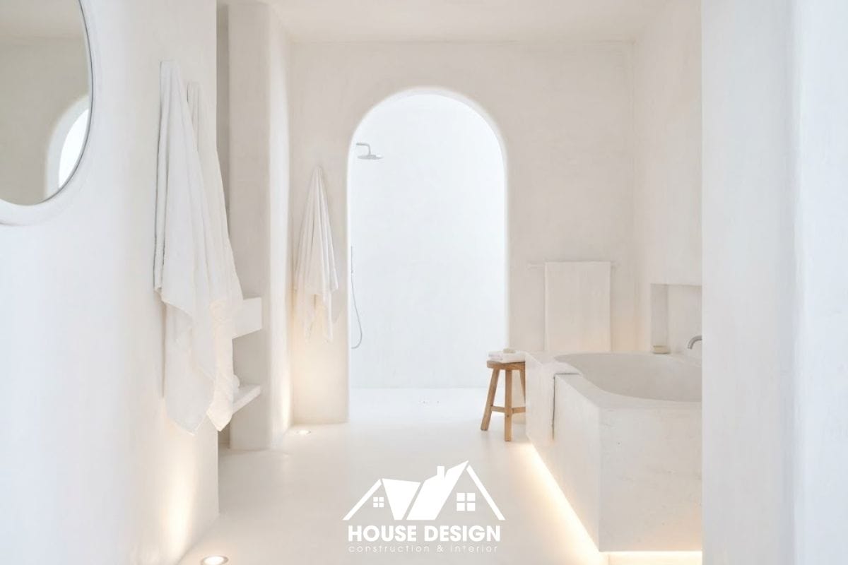 Mẫu phòng tắm chung cư toàn màu trắng phong cách spa với vòm cong và đèn hắt nghệ thuật.