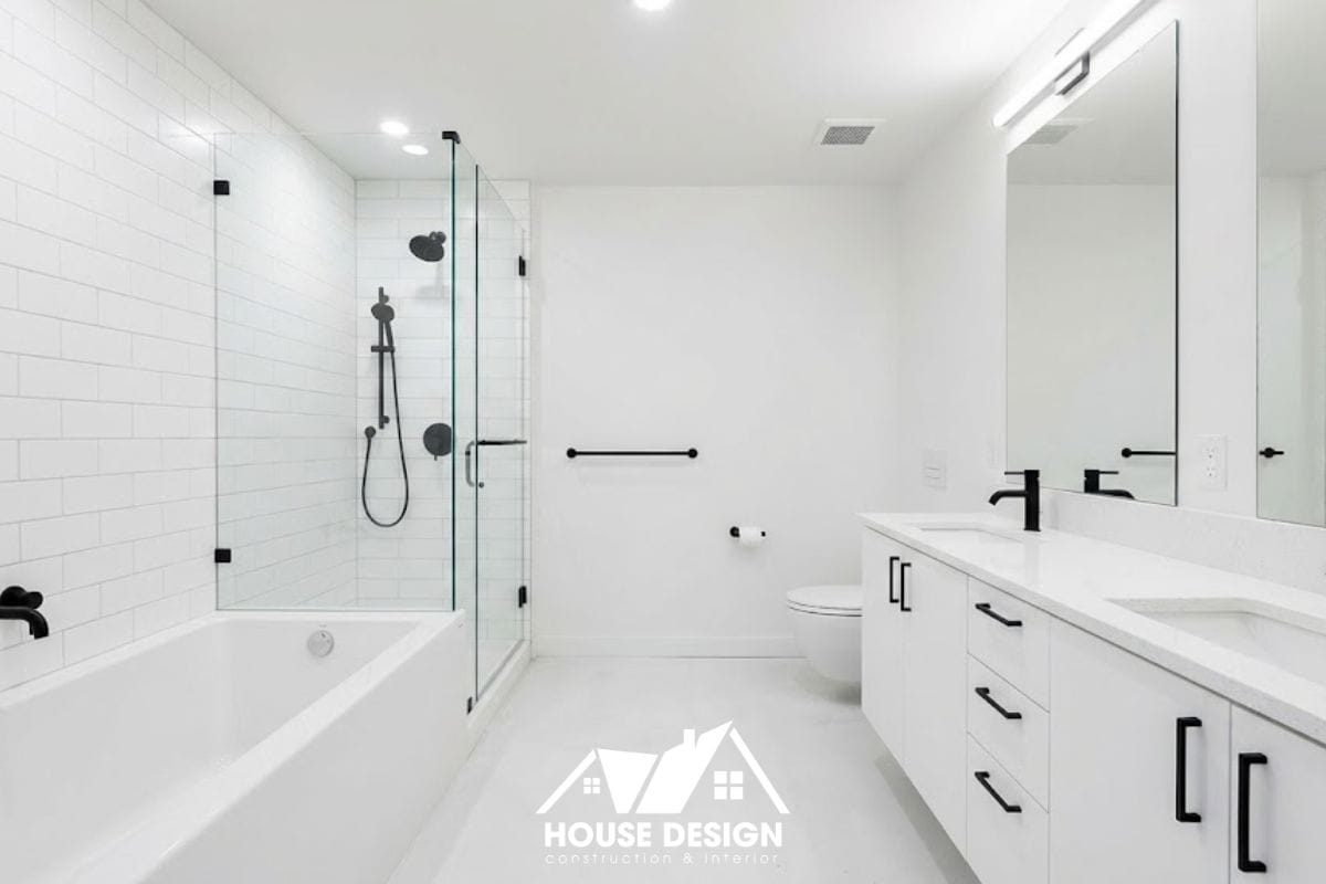 Không gian nhà vệ sinh chung cư màu trắng chủ đạo với các thiết bị vệ sinh màu đen mờ (matte black).