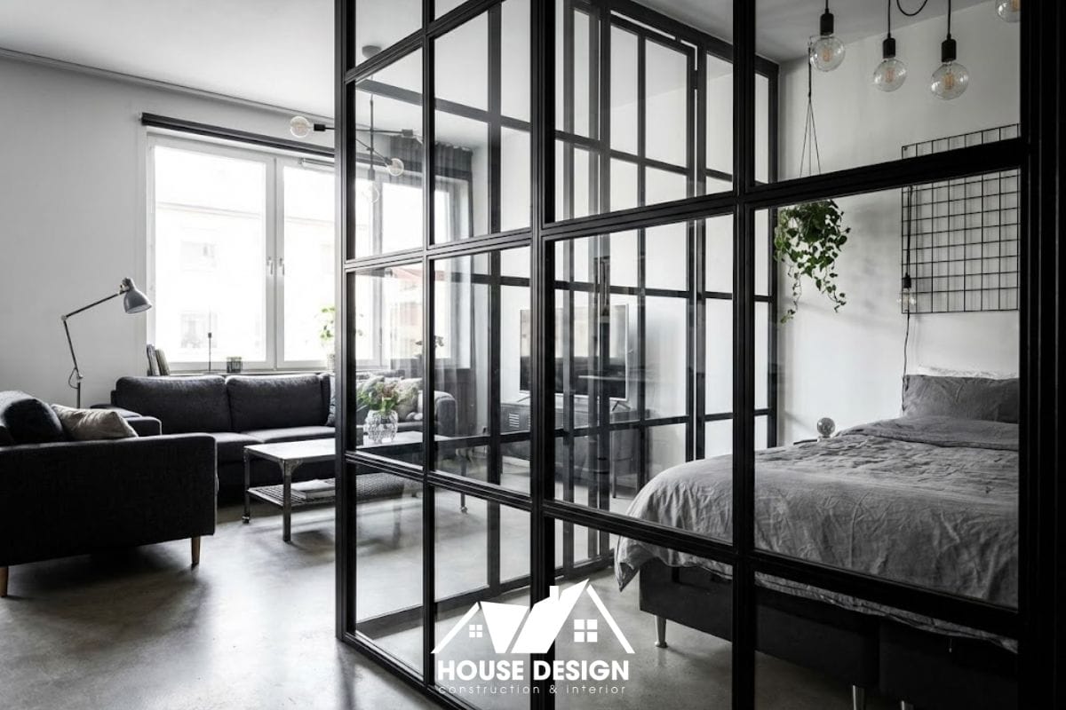 Sử dụng vách ngăn kính trong suốt để ngăn phòng ngủ và phòng khách giúp không gian rộng hơn.