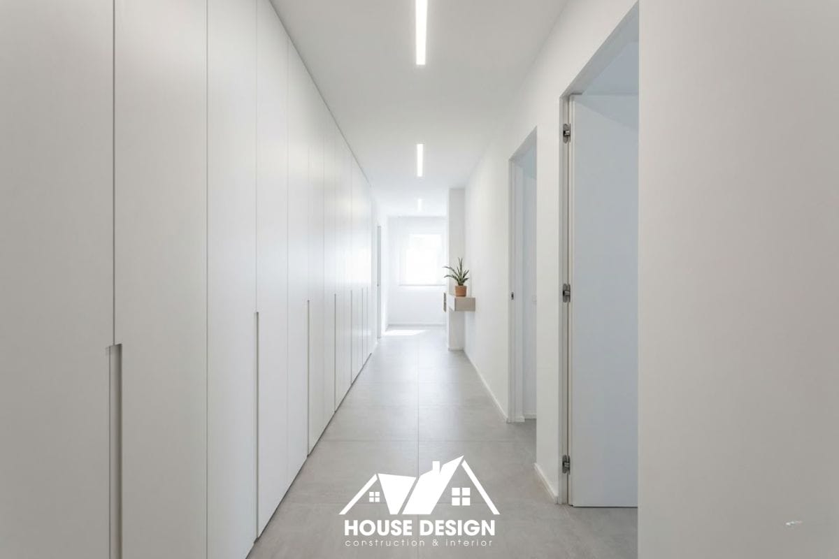 Hành lang căn hộ chung cư phong cách tối giản tận dụng làm hệ tủ kho lưu trữ đồ đạc.