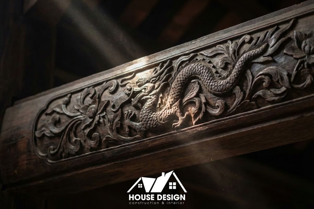 Cận cảnh các chi tiết chạm trổ rồng phượng tinh xảo trên hệ vì kèo và đầu bẩy của nhà gỗ cổ.