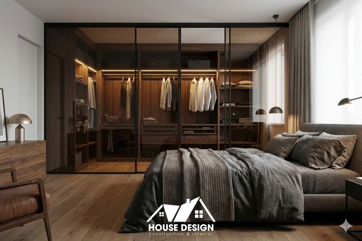 Phòng ngủ master rộng rãi trong chung cư phong cách tối giản với vách kính ngăn khu thay đồ.