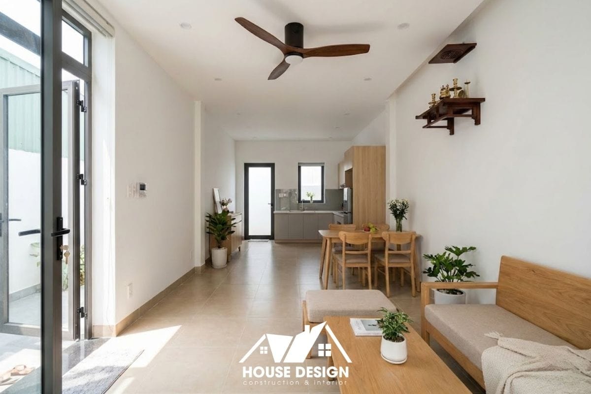 Nội thất phòng khách liên thông bếp sử dụng tông màu sáng và trần thạch cao phẳng để nới rộng không gian.