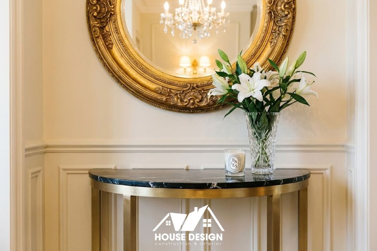 Bàn console mặt đá và gương tròn mạ vàng trang trí sảnh căn hộ chung cư phong cách tân cổ điển.