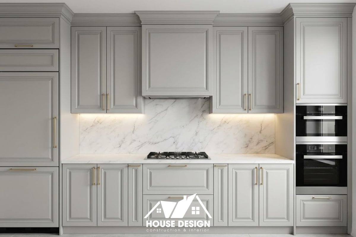 Hệ tủ bếp chữ L sơn màu ghi xám với tay nắm mạ vàng đặc trưng của chung cư phong cách tân cổ điển.