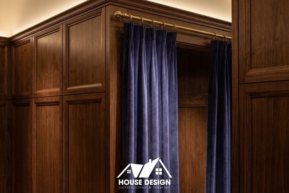 Hệ vách ngăn gỗ kết hợp vật liệu cách âm giúp đảm bảo sự riêng tư cho gian buồng.